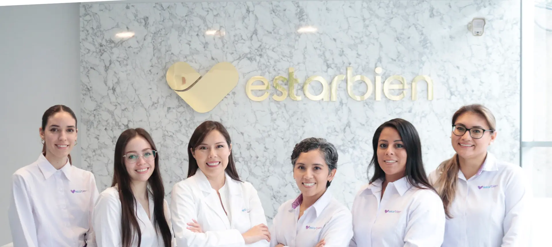 Equipo médico y asistencial de EstarBien en la sede de Surco